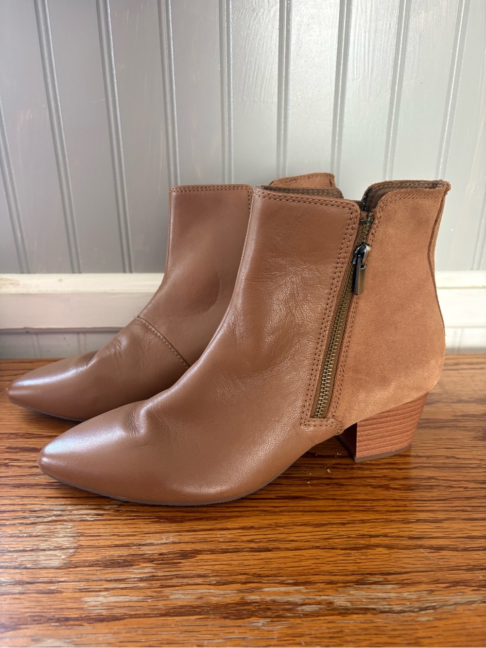 NWT! Clarks ELLANIE VIBE BOOTS, 9.5, “Taupe”(COGNAQ LEATHER) - Picture 2 of 10